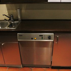 Küche mit Spülmaschine und Kühlschrank 