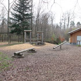 Die Waldhütte mit öffentlichem Spielplatz 